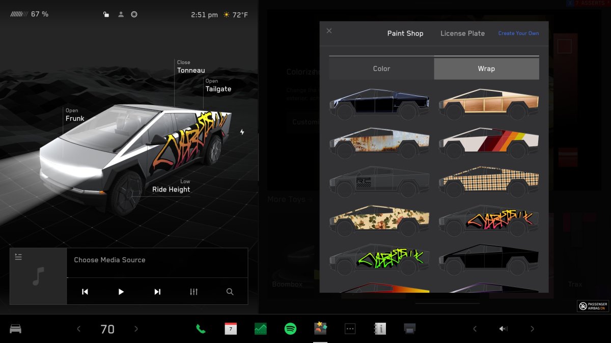 Interfaz de Tesla con una selección de wraps para personalizar el vehículo